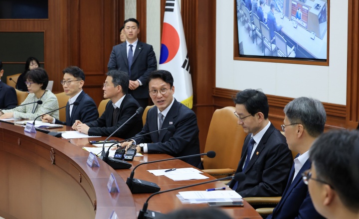 정부의 헌법 준수 노력, 기업의 장기적 투자 안정성을 보장하는 전략이다