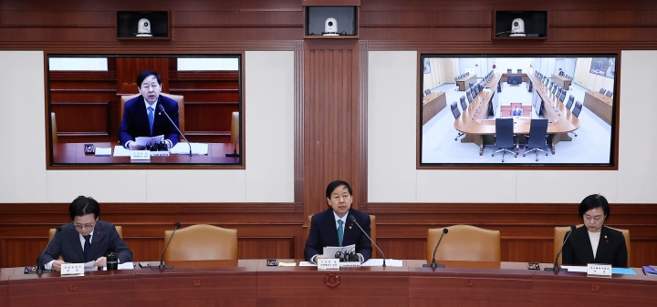 정부 정책 연장과 석유화학 구조개편, 경제 불확실성 속 ESG 경영의 이중 전략