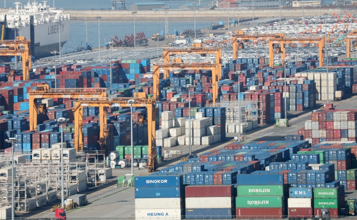 글로벌 수요 재편 속 한국 수출, 전략적 전환으로 성장 동력 확보하다